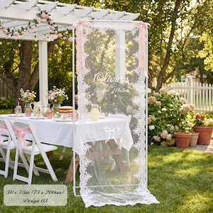 K&ouml;nnte beinhalten: Ein wei&szlig;er Metallrahmen mit einem transparenten, spitzenbesetzten Stoffpaneel, bedruckt mit dem Text "LOVE IS BLOOM", "Olivia's", "Bridal Shower" und "JUNE 2026". Das Paneel zeigt eine Schleifengrafik, misst 75 mal 200 cm und ist mit rosa B&auml;ndern verziert.