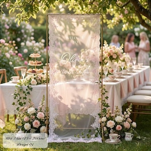 K&ouml;nnte beinhalten: Ein rechteckiges vertikales Schild mit einer transparenten wei&szlig;en Stoffbahn und aufwendigen Spitzenr&auml;ndern, aufgeh&auml;ngt an einem goldfarbenen Metallrahmen. Der Text lautet: WELCOME TO Olivia's Bridal Shower JUNE 14, 2026. Ma&szlig;e: 76 x 198 cm.