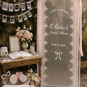 K&ouml;nnte beinhalten: Ein hoher rechteckiger wei&szlig;er Rahmen mit einer transparenten wei&szlig;en Spitzenbahn, bedruckt mit dem Text Love in Bloom, Olivia's Bridal Shower und 14. Juni 2026, akzentuiert durch rosa B&auml;nder an den oberen Ecken, mit einer Gr&ouml;&szlig;e von 75 mal 200 cm.