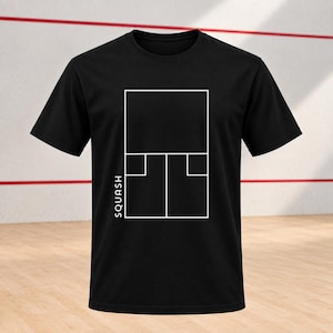 Könnte beinhalten: Ein schwarzes T-Shirt mit kurzen Ärmeln und einem weißen Grafikdruck eines Squashplatz-Layouts auf der Vorderseite. Das Design zeigt die weißen rechteckigen Linien des Spielfelds und das Wort SQUASH, das vertikal in weißen Großbuchstaben gedruckt ist.
