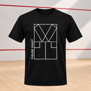 Könnte beinhalten: Ein schwarzes T-Shirt mit kurzen Ärmeln und einer weißen geometrischen Grafik auf der Brust. Das Design besteht aus einer rechteckigen Umrandung mit kantigen Linien und Formen. Der Text "FIGURE EIGHT" ist vertikal in Weiß auf der linken Seite.