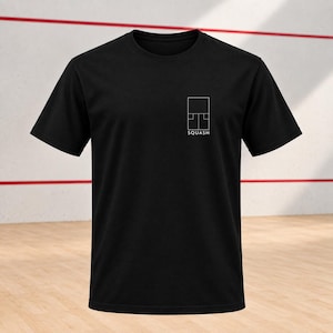 Könnte beinhalten: Ein schwarzes T-Shirt mit kurzen Ärmeln und einer weißen Grafik auf der linken Brustseite. Die Grafik zeigt eine minimalistische Strichzeichnung eines Squash-Spielfelds, unter der das Wort SQUASH in weißen Großbuchstaben abgebildet ist.