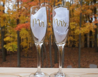 MR & MRS Champagne Flutes - Wedding Toasting Glasses- Personalized