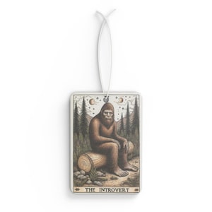 Ambientador para coche, Carta del Tarot Pie Grande, Introvertido, Regalo para amantes del Pie Grande, Ambientador Yeti, Aroma Críptico, Accesorio Divertido para Coche, Único