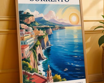 Op de afbeelding: Een ingelijste kunstdruk met een kustlandschap van Sorrento, Italië. Het kunstwerk toont kleurrijke gebouwen langs een klif, met de tekst "SORRENTO" bovenaan. De afbeelding bevat een heldere zon, blauw water en de tekst "CAMPANIA, ITALY".