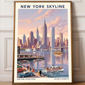 Op de afbeelding: Een ingelijste prent van de skyline van New York City. Het kunstwerk toont de iconische wolkenkrabbers van de stad, waaronder het Empire State Building en het Chrysler Building, met boten op het water en auto's op de pier. De tekst "NEW YORK SKYLINE" staat bovenaan.
