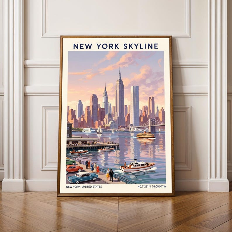 Op de afbeelding: Een ingelijste prent van de skyline van New York City. Het kunstwerk toont de iconische wolkenkrabbers van de stad, waaronder het Empire State Building en het Chrysler Building, met boten op het water en auto's op de pier. De tekst "NEW YORK SKYLINE" staat bovenaan.