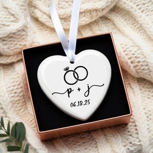 Adorno de Compromiso 2025, Adorno de Compromiso Personalizado con Nombres y Fecha, Adorno de Boda Personalizado, Regalo de Compromiso Personalizado
