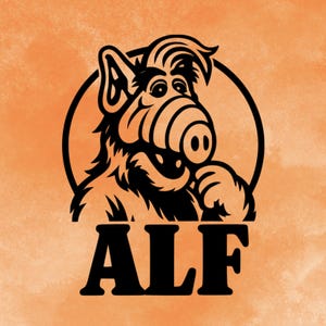 Peut inclure: Illustration en noir et blanc du personnage ALF, sur fond orange. L'image présente le visage et le haut du corps d'ALF dans un cercle noir, avec le mot "ALF" en lettres noires et grasses en dessous.