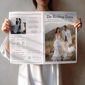 Op de afbeelding: Een trouwadvertentie in krantenstijl met de titel "The Wedding Times", vastgehouden door een persoon. De advertentie bevat foto's van het paar, huwelijksdetails, een menu, gastprijzen, leuke weetjes en een woordzoeker. De datum is 8 augustus 2027.