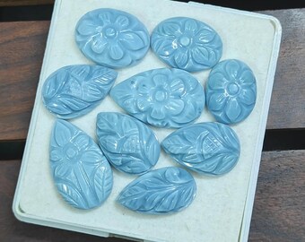 Veel met blauwe opaal gesneden edelstenen: plaksteen met bloem- en bladvormen