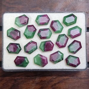 Rubin Zoisit ädelstensparti: Avlång hexagon stegslipning, 115,25 karat