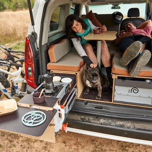 シトロエン ベルリンゴ、プジョー パートナーおよびリフター、ルノー カングー、VW キャディ、オペル コンボなどに対応する Nömad Flex 取り外し可能なキャンピングカー変換キット