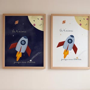 Pode incluir: Duas impressões artísticas emolduradas com um design de foguete. Uma impressão tem um fundo azul escuro com uma lua e estrelas, a outra tem um fundo branco. Ambas as impressões apresentam o texto "Eu te amo até as estrelas".