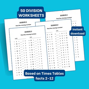 Op de afbeelding: Een stapel van 50 delingswerkbladen met de tekst "50 DIVISION WORKSHEETS" bovenaan. De werkbladen zijn voor delingsfeiten 2-12 en bevatten de tekst "DIVIDE BY 2", "DIVIDE BY 3", "DIVIDE BY 4" en "DIVIDE BY 5". De woorden "direct downloaden" zijn ook zichtbaar.