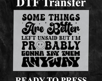 Puede incluir: Un diseño de transferencia DTF en blanco y negro con el texto "Some things are better left unsaid but I'm probably gonna say them anyway". El texto está en un estilo de fuente retro. El diseño está listo para presionar.