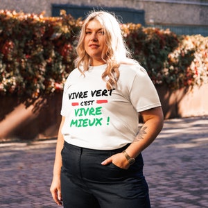 Puede incluir: Camiseta blanca con el texto "Vivre Vert c'est Vivre Mieux!" en rojo y verde.