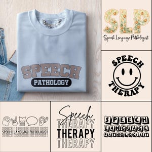 Op de afbeelding: Een lichtblauw sweatshirt met de tekst "SPEECH PATHOLOGY" in bruine letters. De afbeelding bevat ook ontwerpen met de woorden "SLP Speech Language Pathologist" en "Speech Therapy".