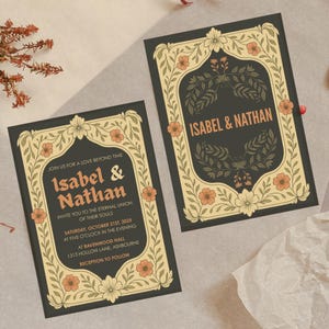 Könnte beinhalten: Zwei Hochzeitseinladungen mit dunklem Hintergrund und floralem Rand. Der Text "Isabel & Nathan" ist in Pfirsichfarbe gehalten. Die Einladungen enthalten Datum, Uhrzeit und Ort der Hochzeit.