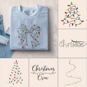 Peut inclure: Un sweat-shirt bleu clair avec un motif de nœud fait de guirlandes lumineuses de Noël. L'image comprend également un sapin de Noël fait de lumières, le mot "Christmas" en lumières et "Christmas Crew" avec des lumières.