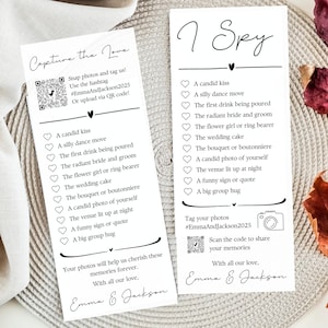 Könnte beinhalten: Zwei weiße Hochzeitsspielkarten mit schwarzem Text. Auf einer Karte steht "Capture the Love" und auf der anderen "I Spy". Jede Karte hat eine Liste von Aufforderungen und einen QR-Code zum Teilen von Fotos.
