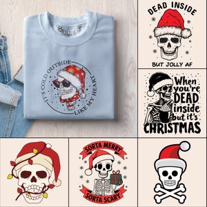 Może przedstawiać: Jasnoniebieska bluza z grafiką czaszki w okularach przeciwsłonecznych i czapce Świętego Mikołaja, z napisem "IT'S COLD OUTSIDE LIKE MY HEART." Dodatkowe obrazy przedstawiają projekty czaszek w czapkach Świętego Mikołaja.