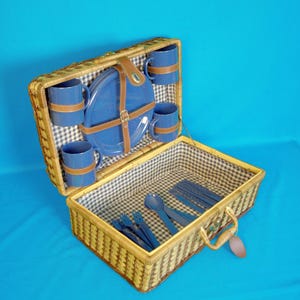 Vintage Picnic Basket | Blue | Complete Set | Cottage