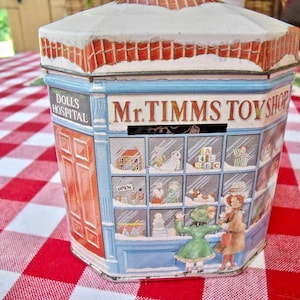 Mr. TIMMS TOY SHOP の貯金箱 - 1982 年イギリス製 - イアン・ローガン・デザイン社によるデザイン - ヒンジ付き蓋 - ブリキの貯金箱 - とてもかわいい