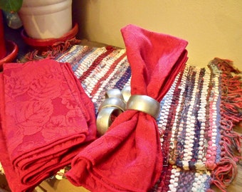 2---15" x 11 1/2" WoVen Rag  PLACEMATS & 4--17" sQuare ReD NaPKINS and8 pewTer(?)  NAPKIN RINGS--cLeaning out my Linen cupBoard--gr8T deaLs