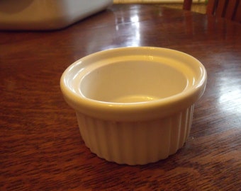 HALL PoTTery WHITE RAMEKIN.  #116.  u.s.a. 4" diameter and 2"deep----vinTage