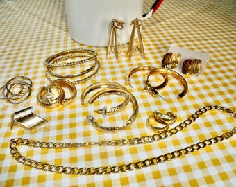 SALE--ReTRO JeWeLRY --10 pieces--3 NECKLACES--3 BRACELETS--3 pairs EaRRINGS and 1 RiNG--?size 8 or 9?--Ugot2C !!!