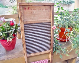 WASHBOARD WaLL CABINET--REcycled da "Midget Natl' WashBoard Co. No. 442 washboard"- cuTe ReD & WHiTe GINGHAM knoB-Gr8T 4 medicina, spezie