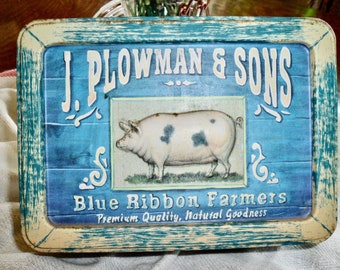 PIG TiN BoX with cover--6 1/4" x 4 1/2" x 2 1/4"--"J. Plowman & Sons  Blue Ribbon Farmers Premium Quality, Natural Goodness" !!--Ugot2C !!