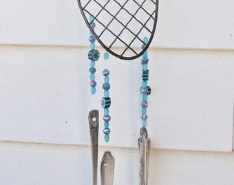 VENDITA--CAMPANELLA A VENTO riciclata da un'antica frusta con perle di vetro turchese, blu navy e viola, 2 forchette, 1 coltello e 1 cucchiaio a manico lungo
