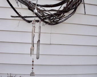 Vintage vindklocka i silvergods med silverkors och pärlor i trä med naturliga trämotiv