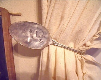 2 SPOON TIEBACKS-vinTage fLaTTened Spoon Tie Backs-1 matching PaiR--siLverpLaTe--REcycled / REpurposed / UPcycled--SO uniQue-(fs 6)