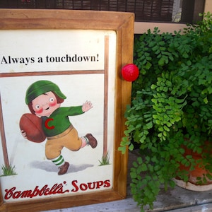 VENTA--WaLL CABINET letrero de hojalata "¡Siempre un touchdown!--Sopas Campbell"--maravilloso armario de especias--impresionante y lindo---16" x 12" x 5"