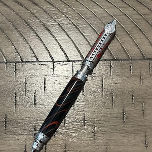 Schwarz & Rot Acryl Feuerwehrmann Stift