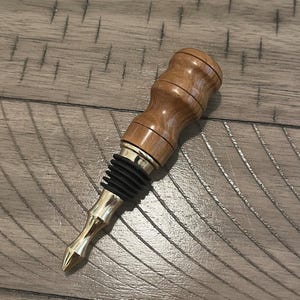 Handgemachter Flaschenverschluss aus Olivenholz