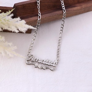 Colgante de mariposa personalizado, placa de nombre de metal plateado, collar de doble letra, collar para esposa, collar para madre, regalo para ella.
