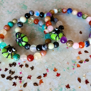 Spider Gemstone Bracelet, Spider Crystal Bracelet, Halloween Crystal Bracelet, Stacking Gemstone Jewelry, Spider Bracelet, Lampwork bead
