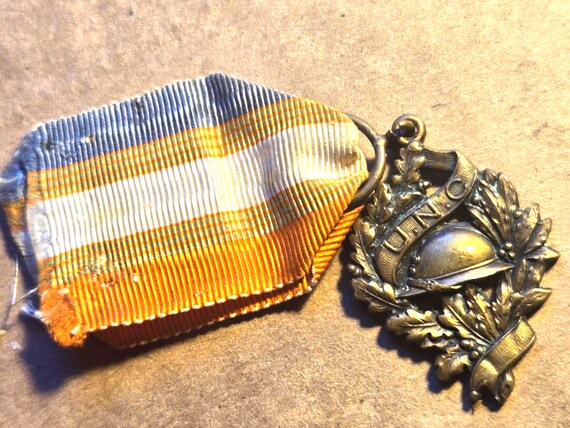 WWI French War Veterans Medal Military Helmet With Ribbon