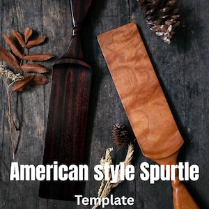 Może przedstawiać: Dwie drewniane szpatułki, jedna ciemnobrązowa i jedna jasnobrązowa, spoczywają na rustykalnej drewnianej powierzchni. Ciemnobrązowa szpatułka ma długi uchwyt i prostokątne ostrze. Jasnobrązowa szpatułka ma podobny kształt. Widoczny jest tekst "American style Spurtle Template".