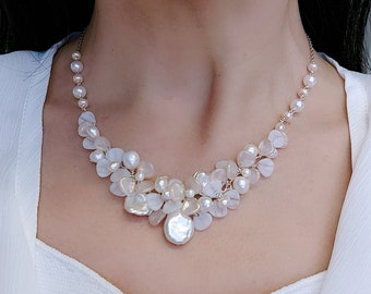 Collier de mariée tendance en perles d'eau douce, bijoux de mariage floraux bohèmes roses argentés, collier plastron enveloppé de fil de perle naturelle avec toile de fond