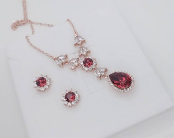 Ensembles de boucles d'oreilles avec collier en or rose Ensemble de bijoux rouge rubis Boucles d'oreilles halo Collier goutte en cristal Ensemble de bijoux de mariée rouge