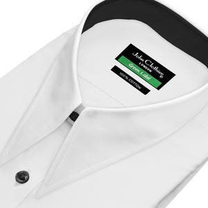 Vit skjorta med spetsig krage, 100 % bomull, kontrasterande detaljer, svarta knappar, skräddarsydd passform