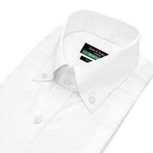 Puede incluir: Una camisa blanca impecable con cuello abotonado, cuidadosamente doblada. El cuello y los botones son prominentes. Una etiqueta con texto es visible en el cuello. La camisa está hecha de tela lisa, probablemente de algodón.