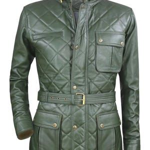 Op de afbeelding: Een gewatteerd groen leren jack met een riem, twee grote klepzakken en een knoopsluiting.