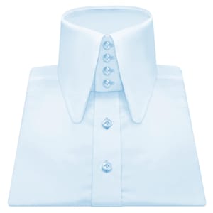 Può includere: Una camicia azzurra con colletto alto e arrotondato e una serie di piccoli bottoni decorativi. La camicia è ben piegata, mettendo in risalto il tessuto fresco e il design su misura. La camicia ha uno stile classico e formale.