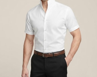 Camicia da uomo bianca a maniche corte con colletto alto, aperta, senza bottoni, con collo rigido, ideale per l'estate, le vacanze e le feste.